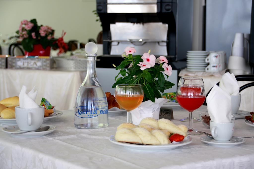 Hotel Astrid Червия Екстериор снимка
