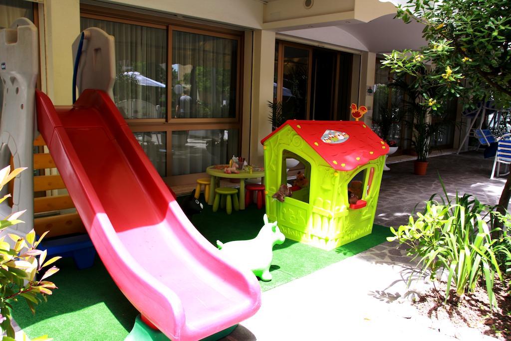 Hotel Astrid Червия Екстериор снимка
