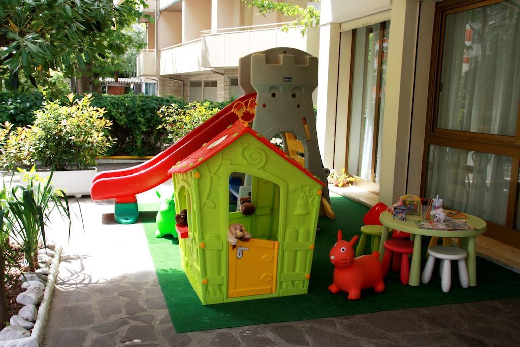 Hotel Astrid Червия Екстериор снимка