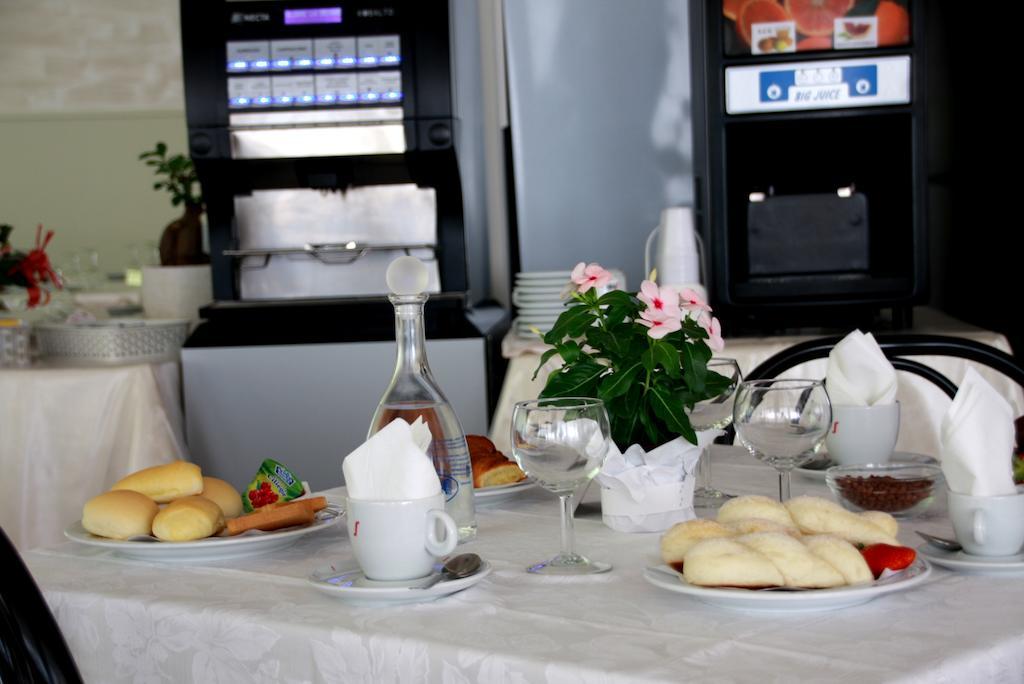Hotel Astrid Червия Екстериор снимка