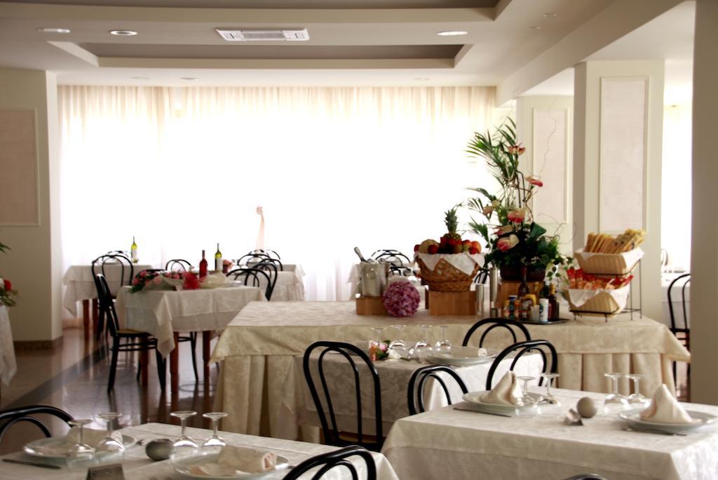Hotel Astrid Червия Екстериор снимка