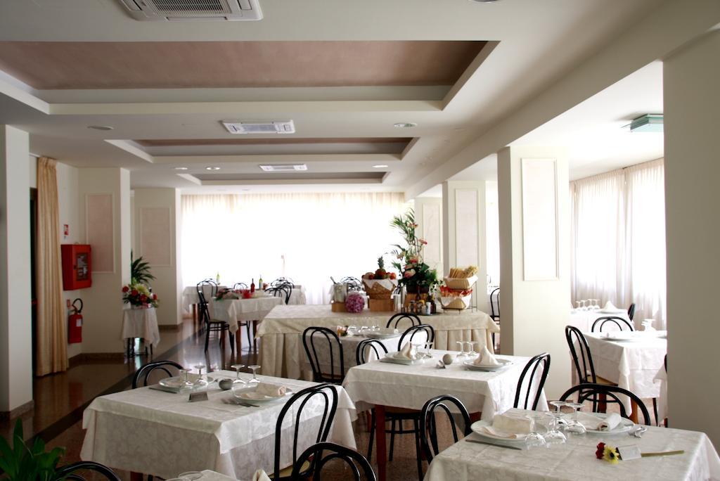 Hotel Astrid Червия Екстериор снимка