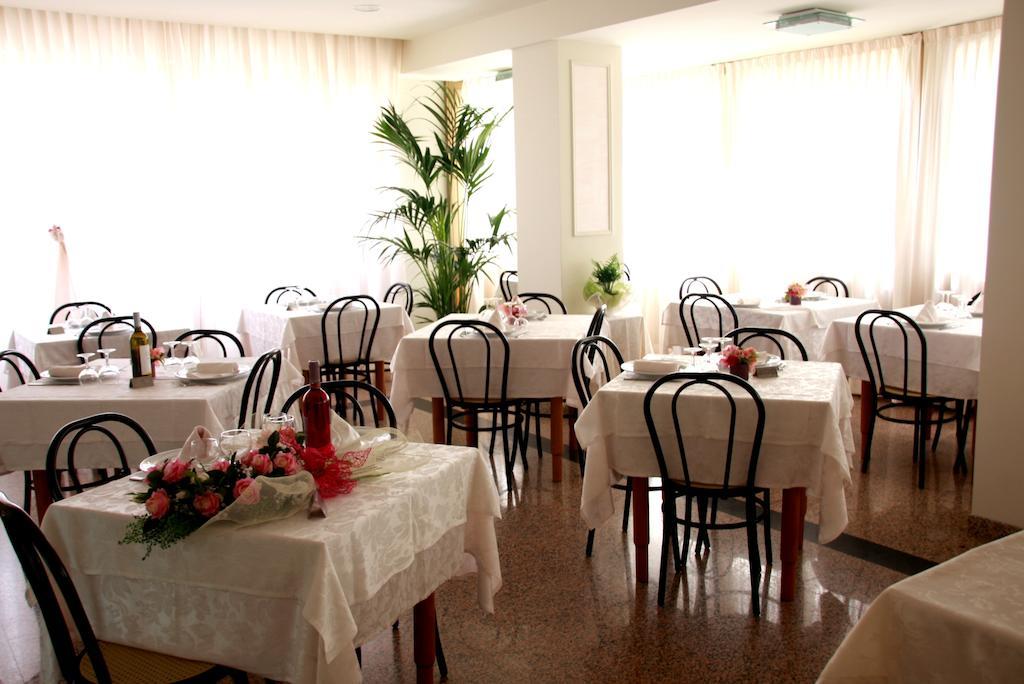 Hotel Astrid Червия Екстериор снимка