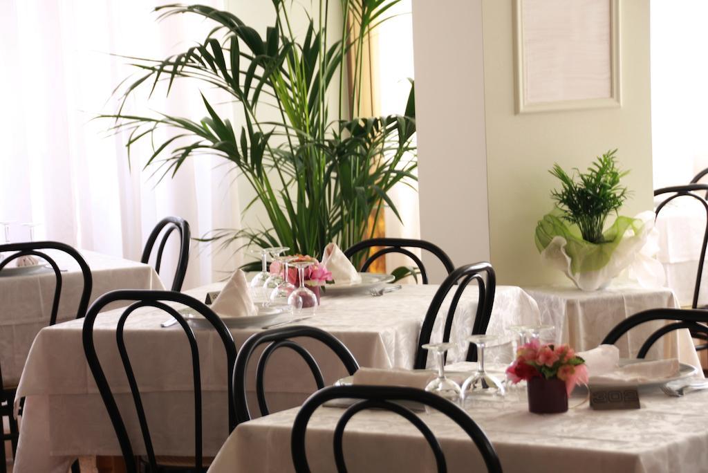 Hotel Astrid Червия Екстериор снимка