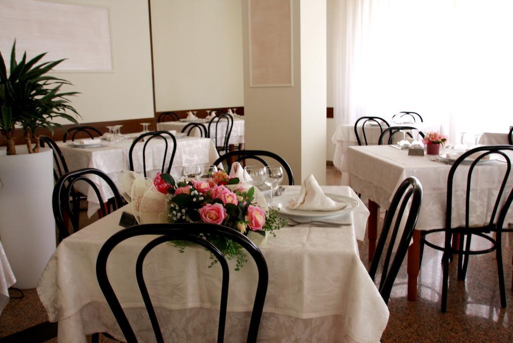 Hotel Astrid Червия Екстериор снимка
