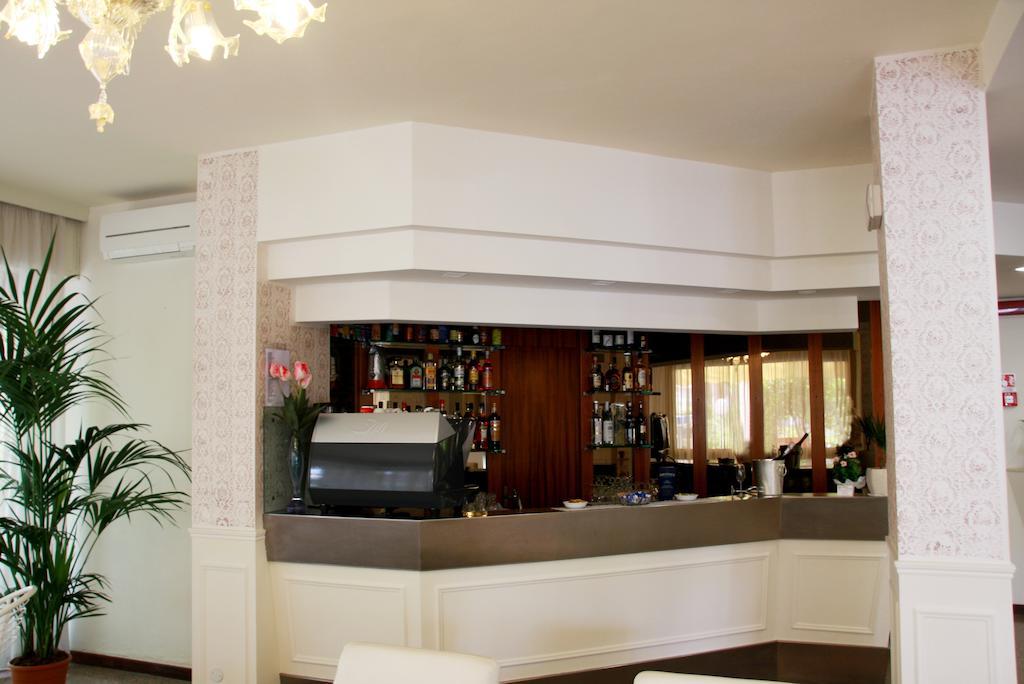 Hotel Astrid Червия Екстериор снимка