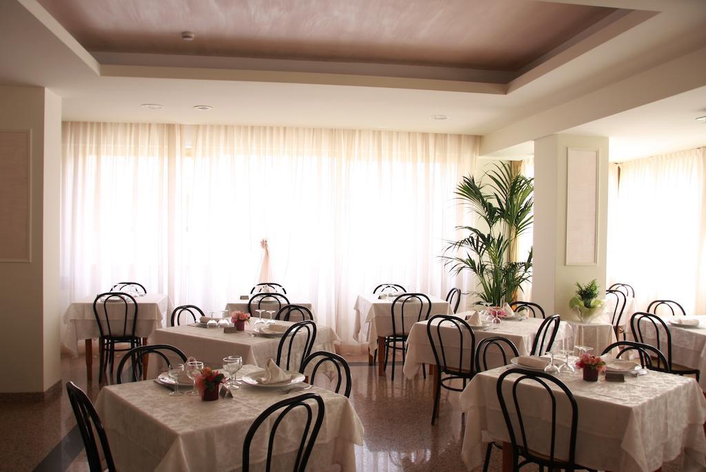 Hotel Astrid Червия Екстериор снимка